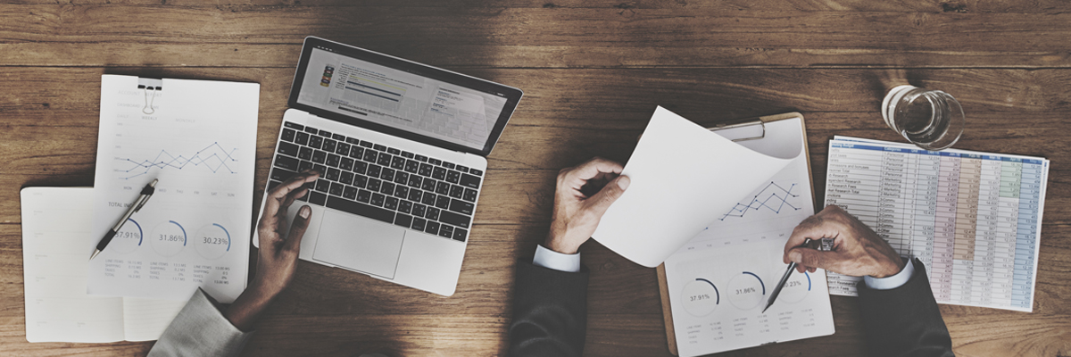 Laptop and papers with graphs and figures  - Investors - AAK